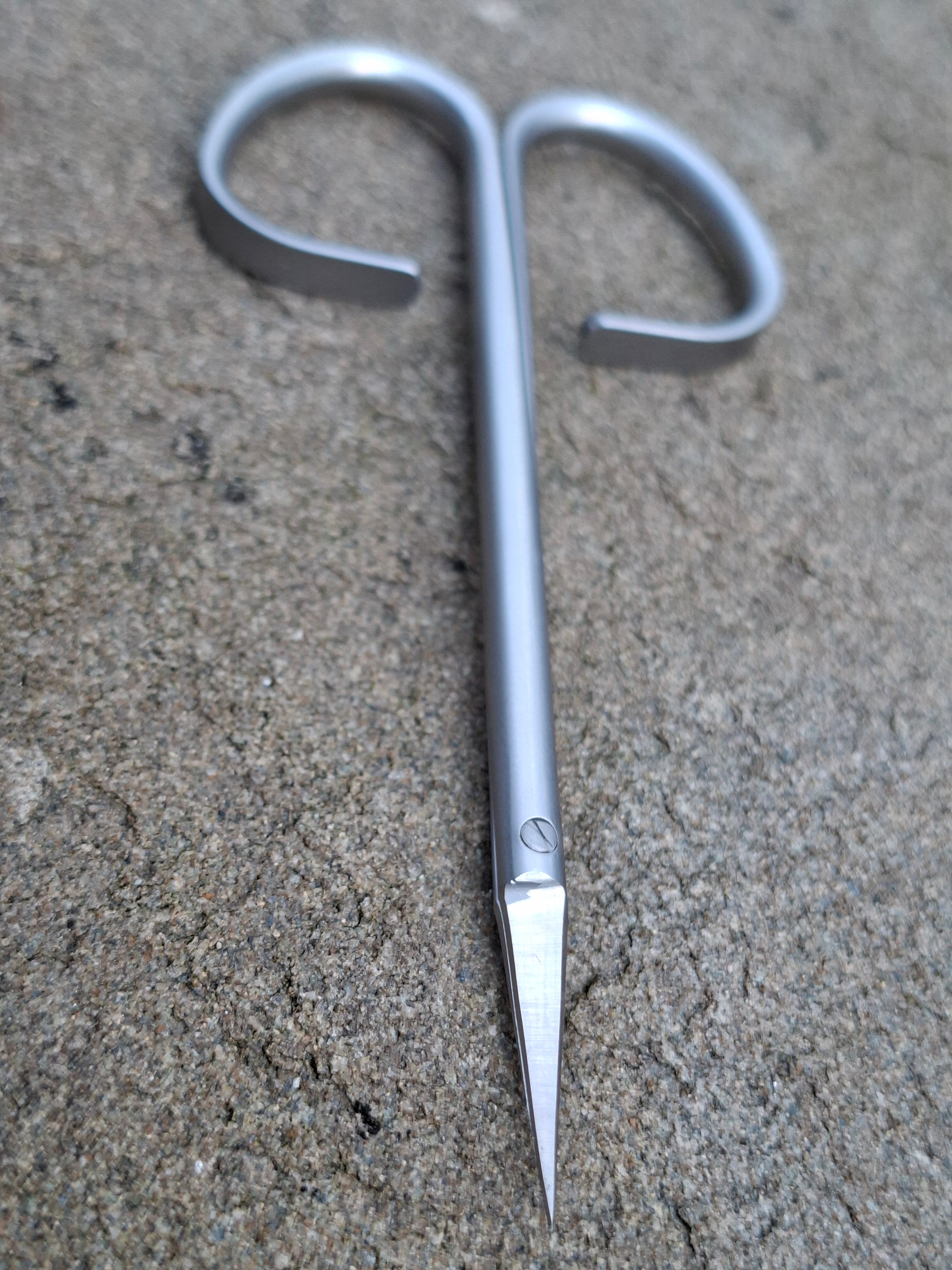 Curved fine tipped tying scissors (Silver)