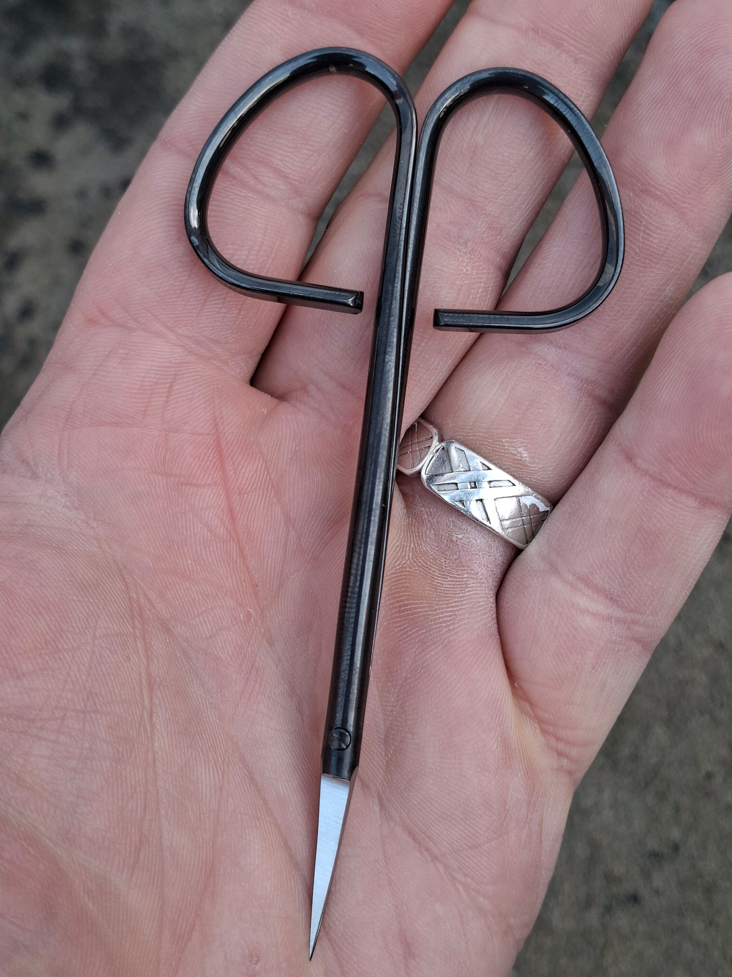 Curved fine tipped fly tying scissors (Black)