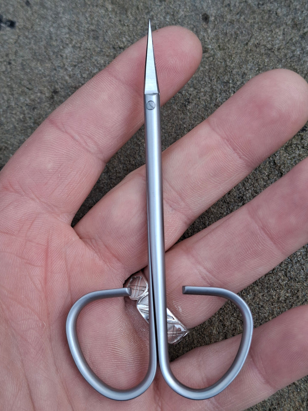 Curved fine tipped tying scissors (Silver)