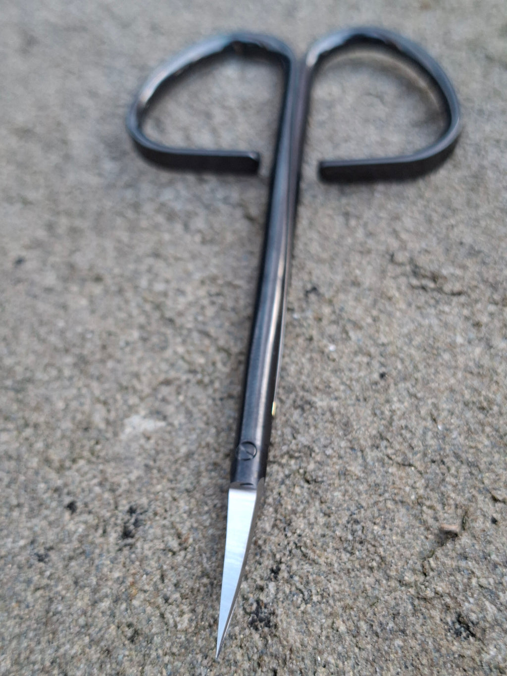 Curved fine tipped fly tying scissors (Black)