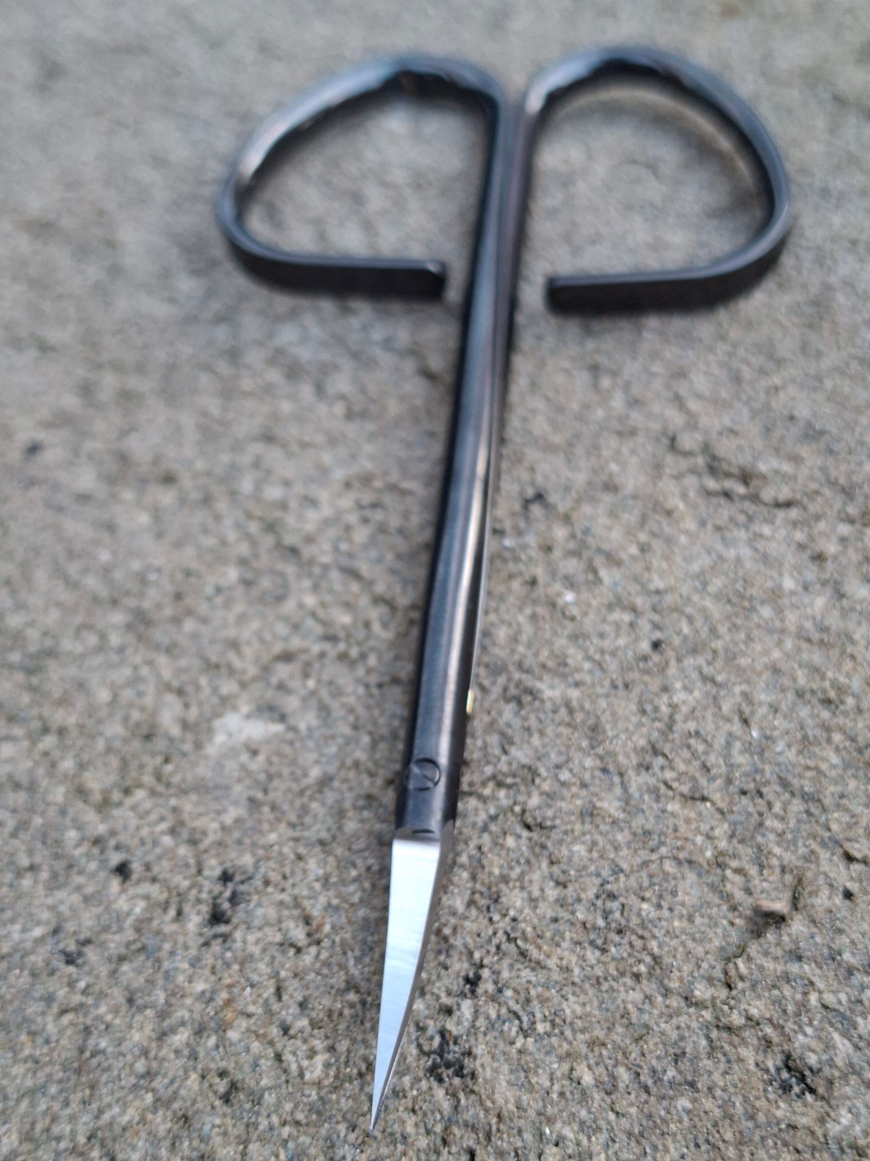 Curved fine tipped fly tying scissors (Black)